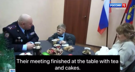 Imagini festive la televiziunile rusești: Un copil de 6 ani care și-a pierdut tatăl în război primește cadou un ceas